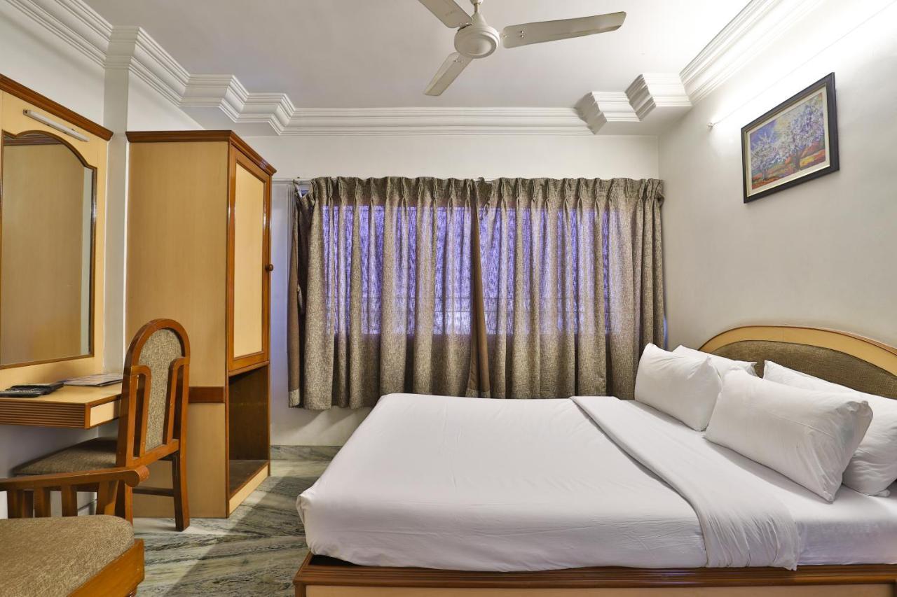 Hotel Midtown Surat Eksteriør billede