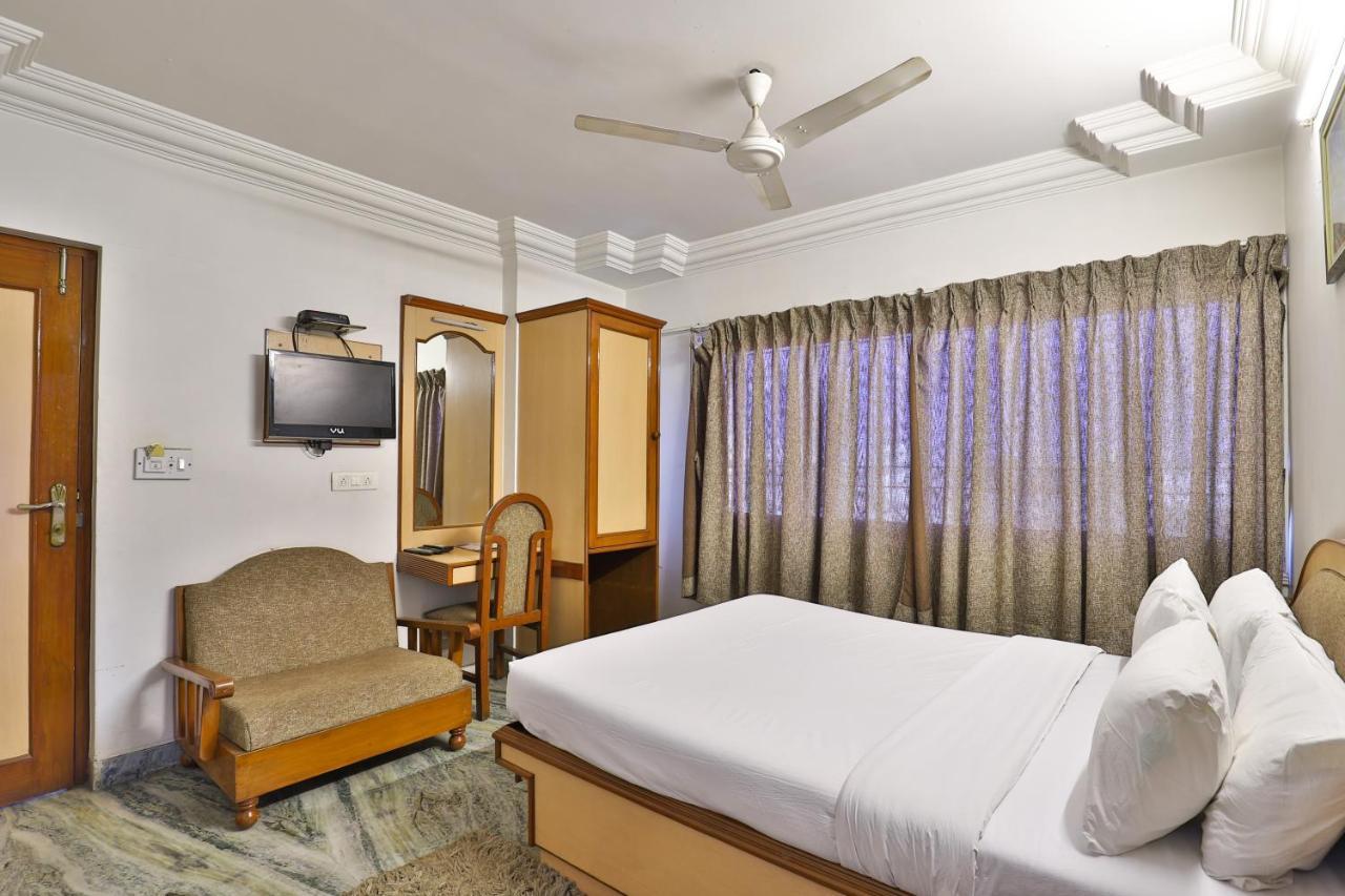 Hotel Midtown Surat Eksteriør billede
