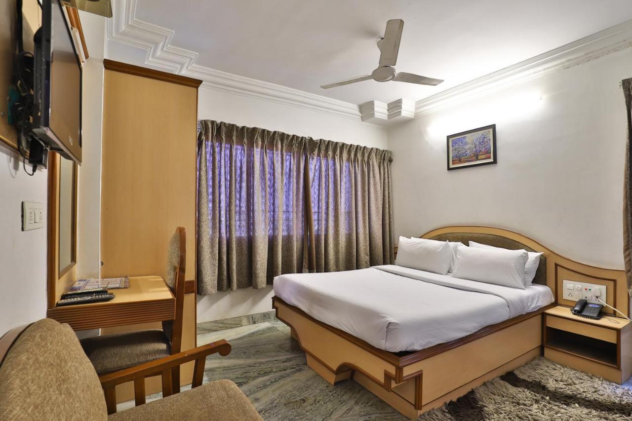 Hotel Midtown Surat Eksteriør billede
